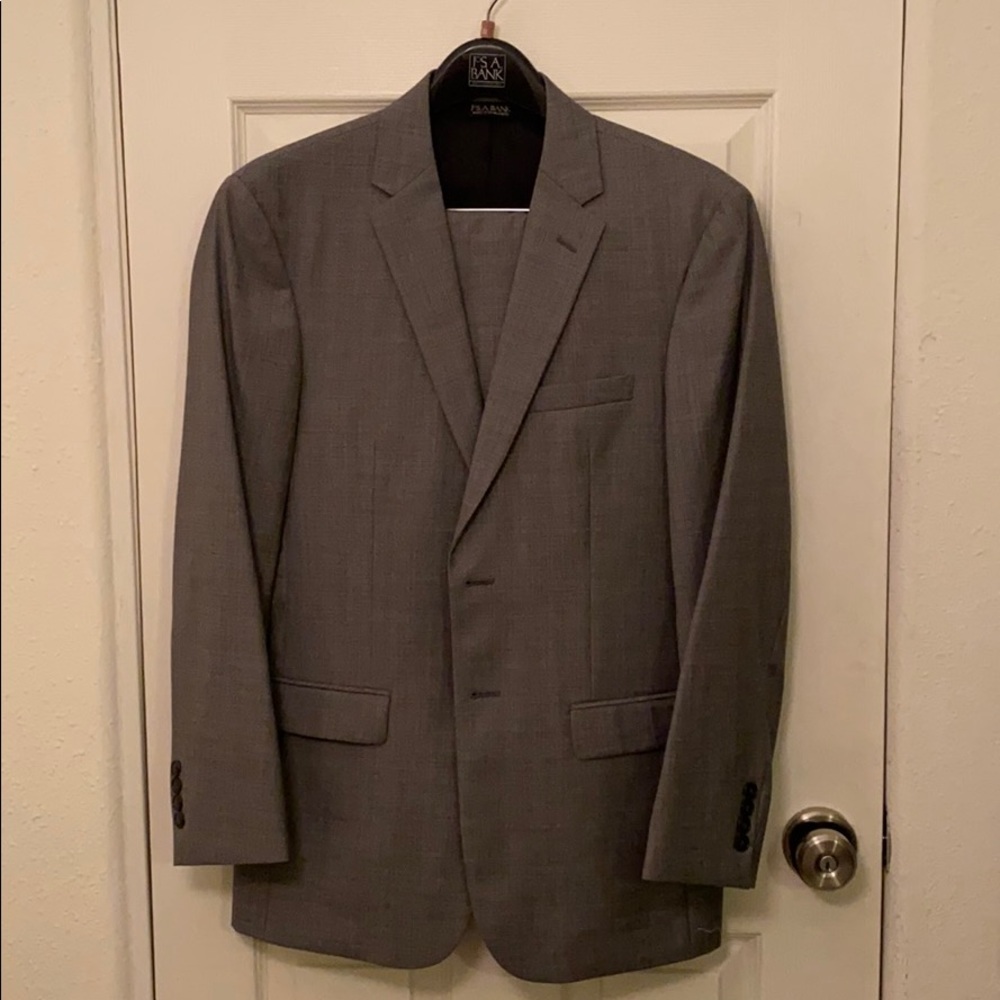 JOS A BANKS TRAVELER SLIM MENS GREY SUIT